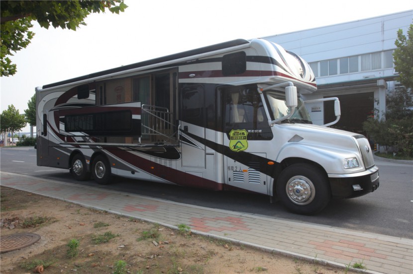 有车库有阳台的移动行宫凯伦宾威a型房车zk5220xlj