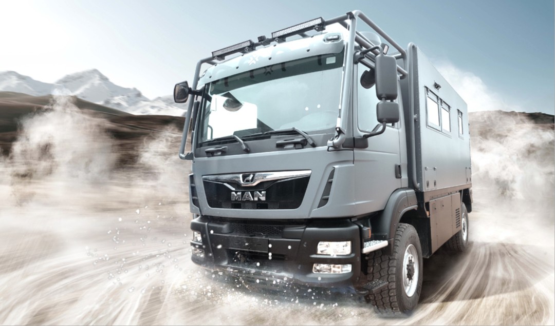 德野诺马迪森man 4×4穿越者m越野房车灰色