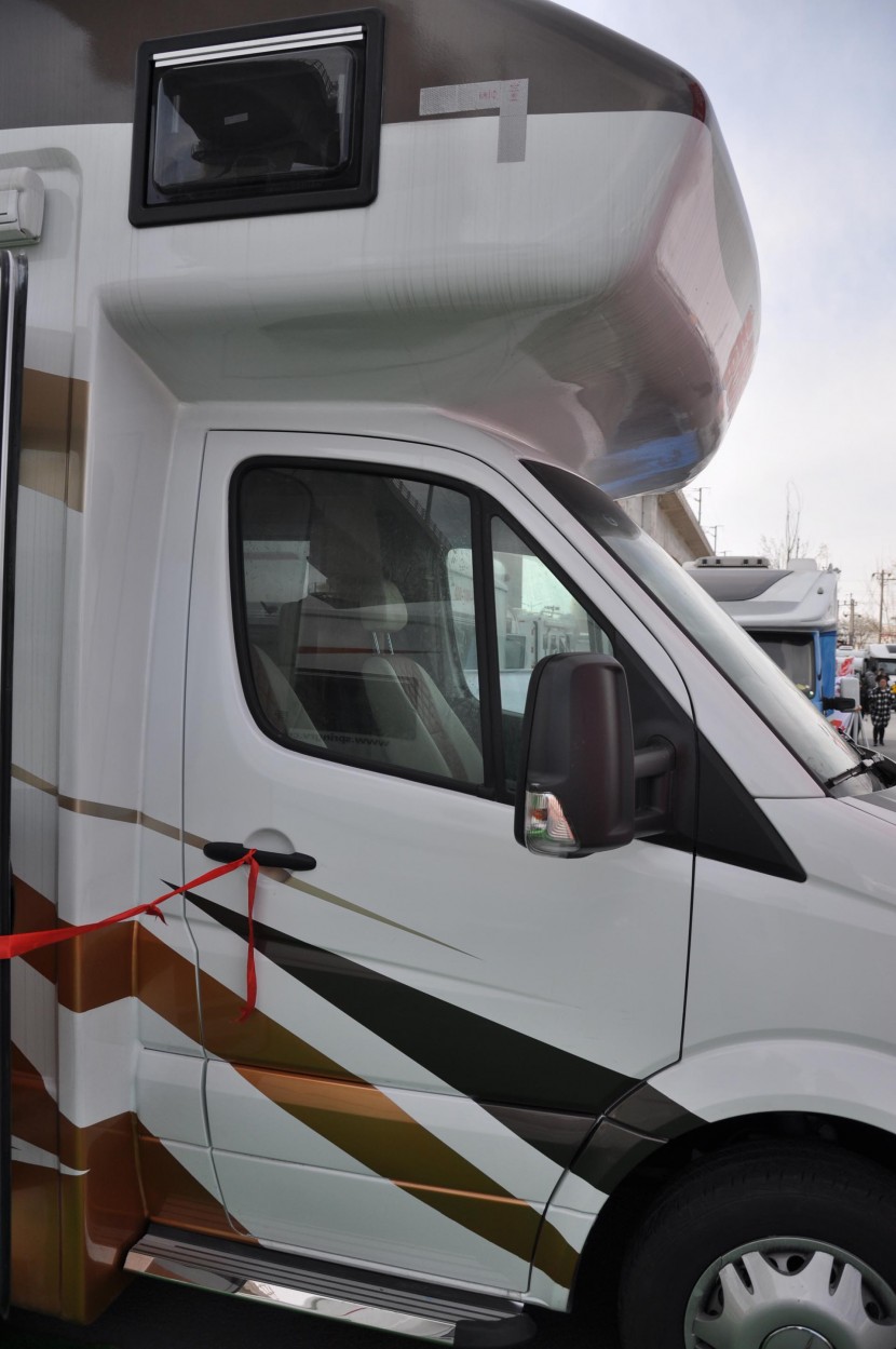 直降50万!独家团购108万即可抢购158万春田奔驰斯宾特524顶配房车 DSC_0178