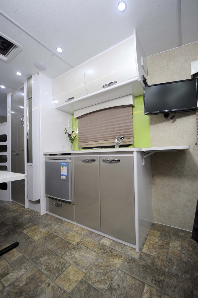 戴德隆翠C19拖挂式营地房车 17万元 _DSC8545