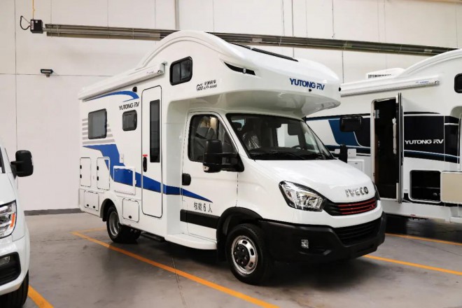 整车“阿玛里雪樱”内饰，宇通“C533”豪华版单拓展C型房车