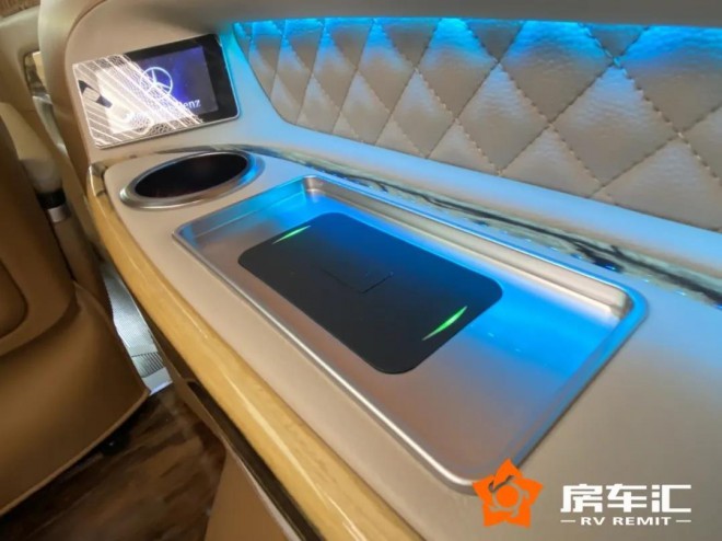 全新奔驰V级卡莫滋版，空间比床大、座椅赛沙发！17.jpg