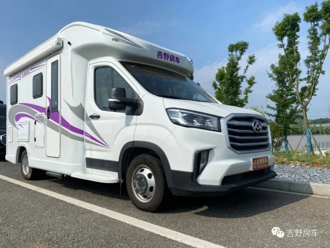 吉野房车大通V90小额头，布局新颖，旅途中还能K歌！