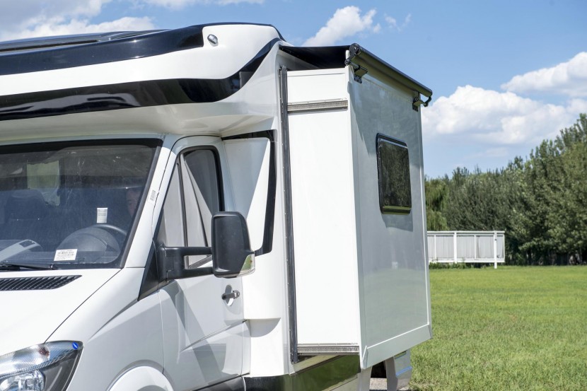 钧安房车奔驰奥斯汀双拓展房车128万元