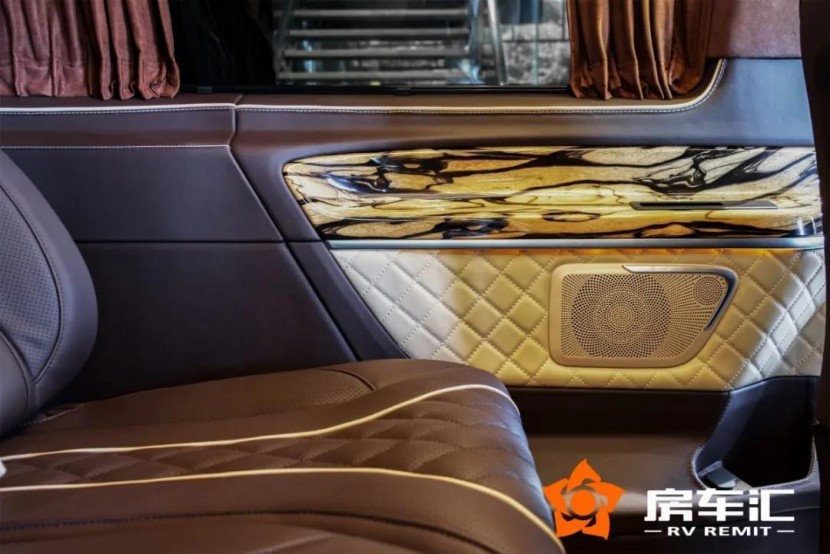 实拍奔驰商务车V260L新款七座，明星保姆/企业接待首选！14.jpg