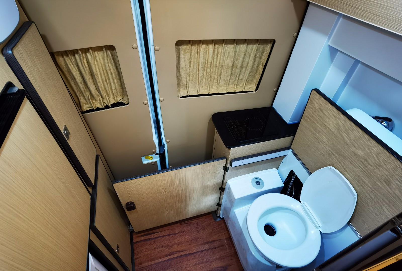 【原始大图】途酷 福特新全顺v362 后置卫生间 卫生间图片欣赏-房车