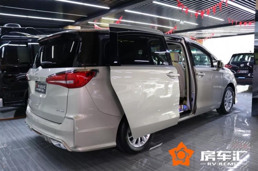 雅典娜版别克GL8商务车，改装后30来万气场翻倍！6.jpg