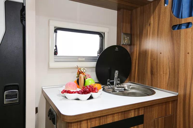 实用性满分，这款宇通国产依维柯无拓上下铺房车让你秒回“青葱岁月”！c1e138461a7448f989f9e1b5f6fad446