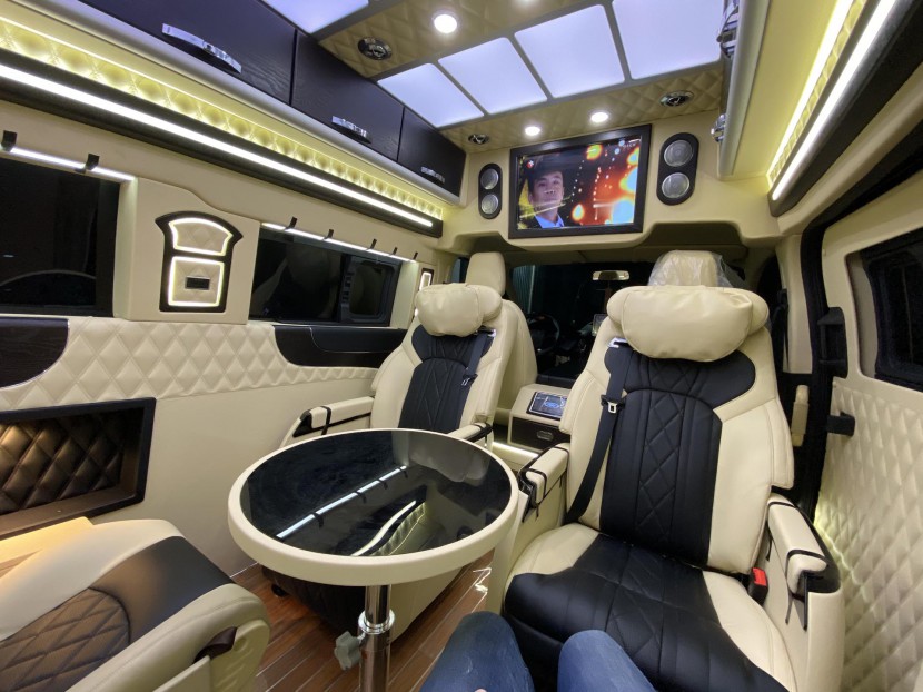 6.5洛阳房车展福客特房车携网红黑骑士、逸途、至尊系列商务B型华丽亮相524ef0d3f0584817a8d13998a75fbf3e