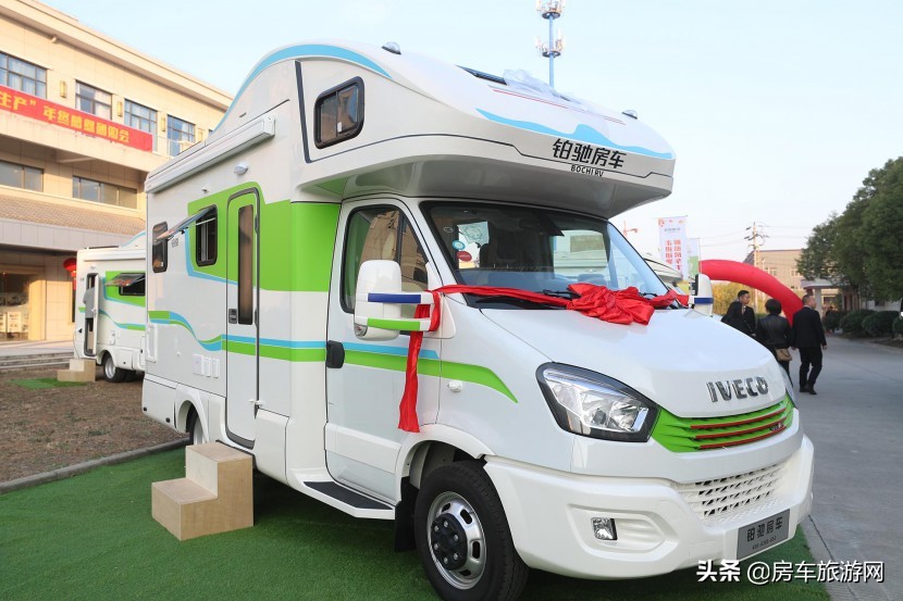 年终大促来袭!铂驰房车“大放价”!疯狂让利中,快来抢购吧~铂驰房车旅行家尊享版C型大额头无拓纵置上下床款