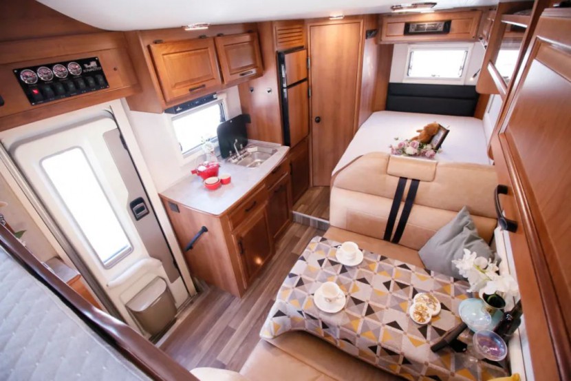 国六巨威3700——大通底盘自动挡房车评测图片