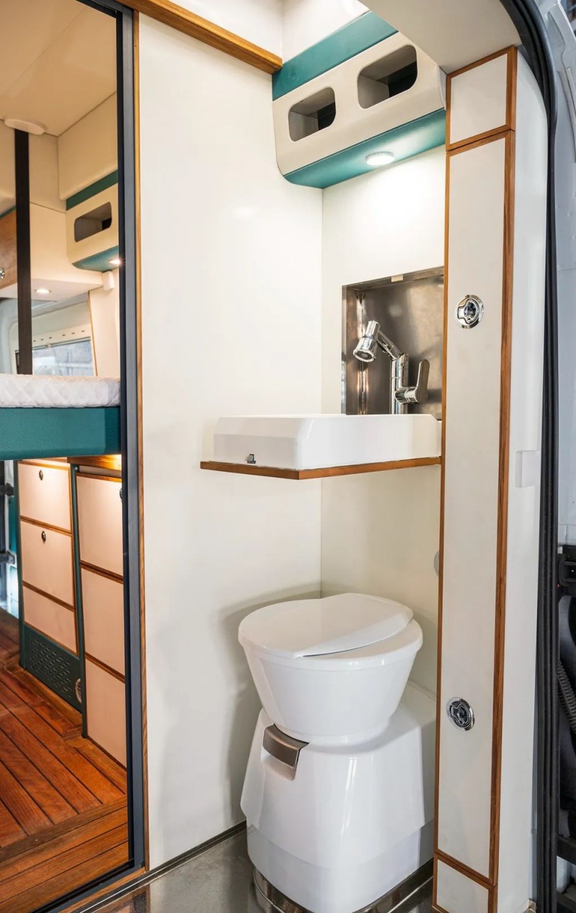 旅美速腾进口福特350SRW路航者四驱房车，邀您参加第五届郑州房车展，舒适生活，从不将就！df75f279c0c476000ba900d5b37a45b8