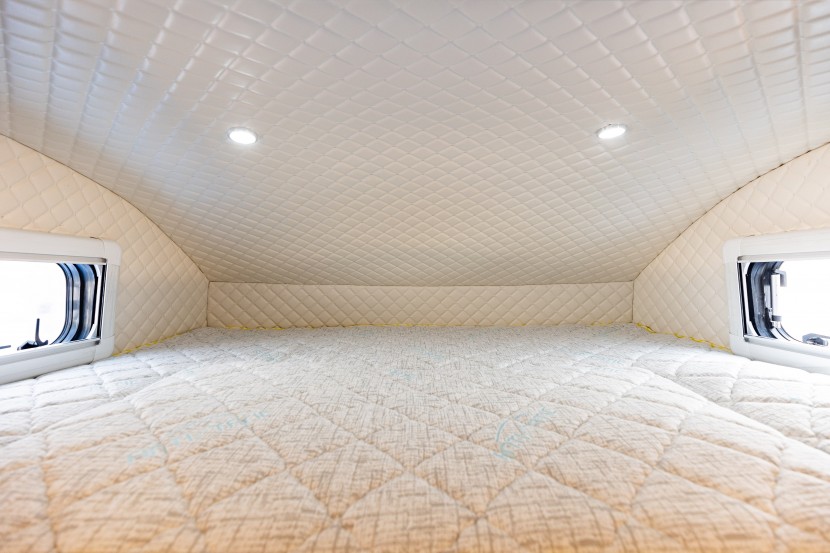 新飞房车S100轻卡，大空间大布局，让你的旅途豪享舒适！get?code=NzhmNWYxYTE4YWUwNjdiNjA0ZGYwZjU2OTQyNjAyODMsMTY2MzIyODc3NjI5MA==