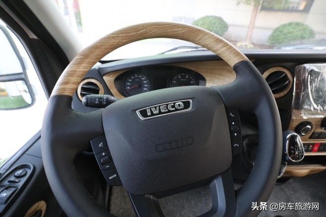 年终大促来袭!铂驰房车“大放价”!疯狂让利中,快来抢购吧~高水准设计及装配工艺,铂驰房车旅行家依维柯双拓展C型房车实拍