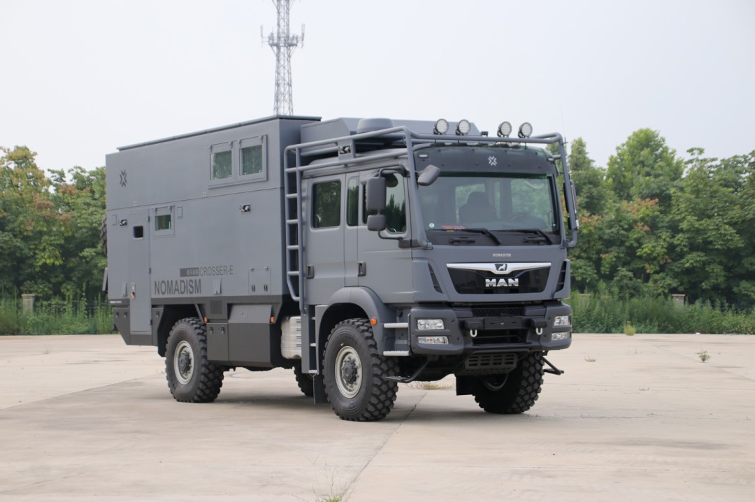 德野诺马迪森 曼man4×4穿越者e越野房车升降顶车身外观