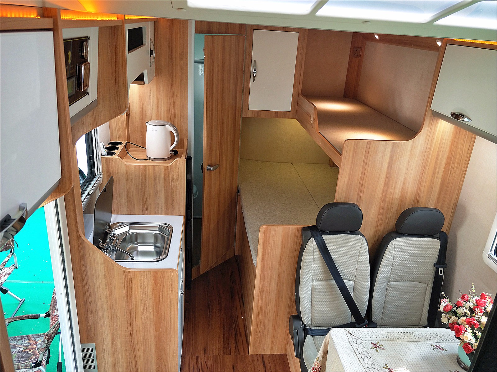 2019款趣蜂福特全顺新世代c型-小蜜蜂c5生活区图片欣赏-房车旅游网