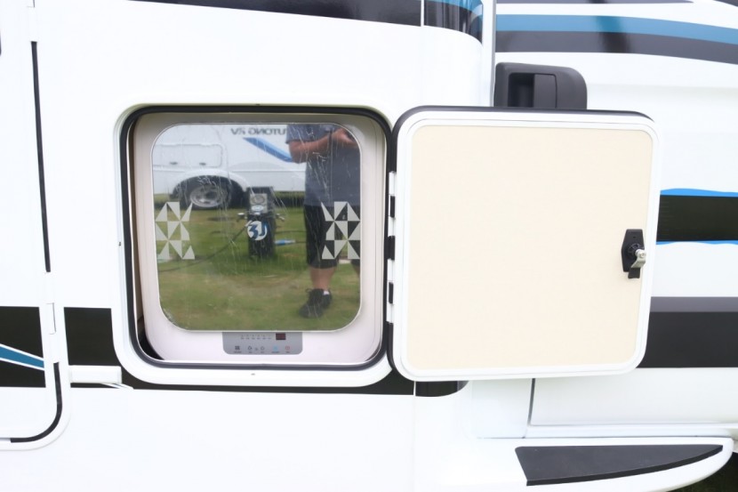 9月2日郑州房车展——宇通C533新小顶房车，持续续航，追随远方！661e3254bed9f753b3c603c434b80574