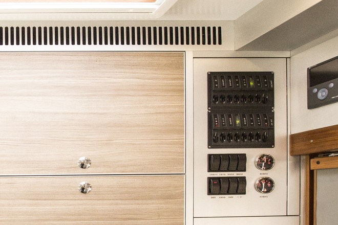 德野奔驰乌尼莫克U4000四驱越野房车终极性能撼路先锋配电盘