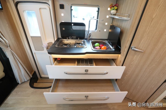 年终大促来袭!铂驰房车“大放价”!疯狂让利中,快来抢购吧~高水准设计及装配工艺,铂驰房车旅行家依维柯双拓展C型房车实拍