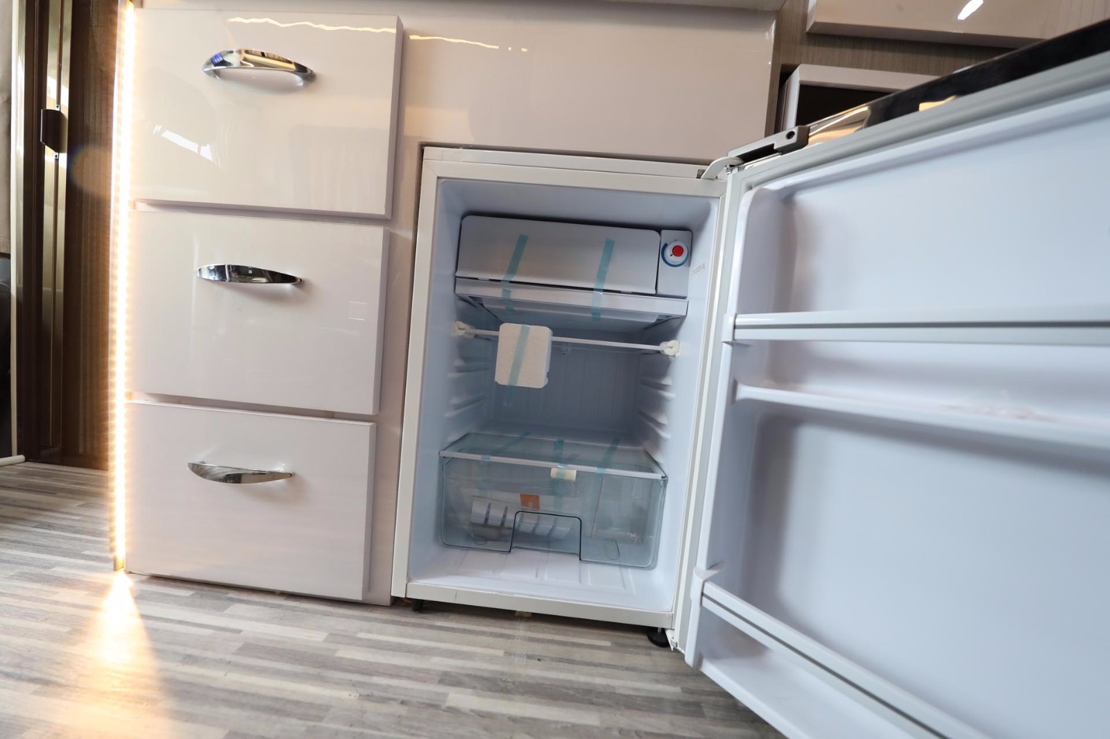 【原始大图】骏驰 大通v80 长轴高顶b型冰箱图片欣赏-房车旅游网