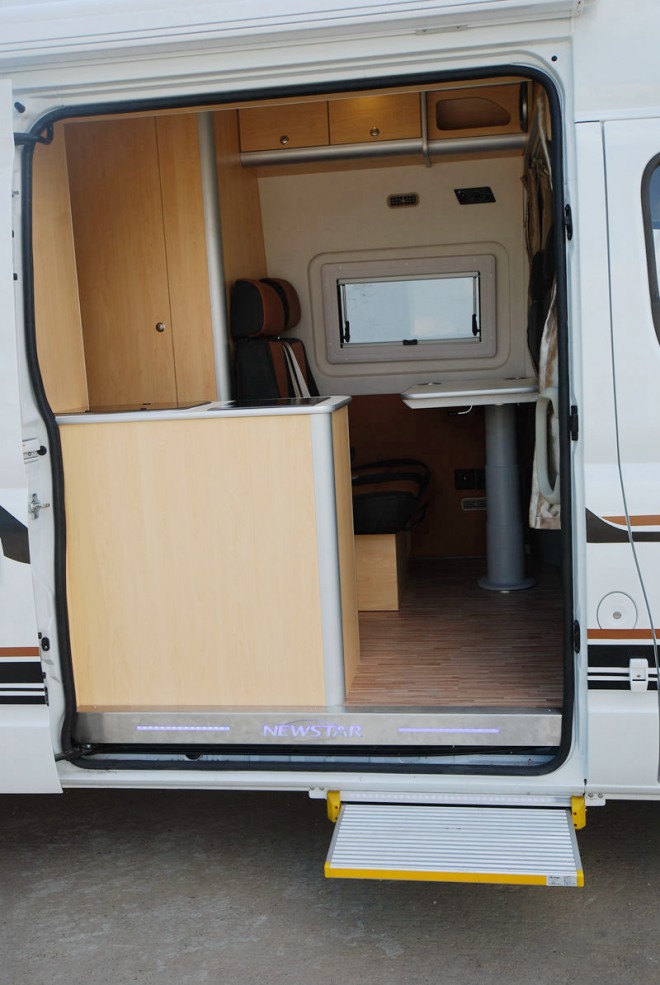 新星房车通途系列B600-家庭版 36.8万元 6-侧门开启状态