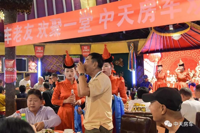 蒙古包内、激情音乐、互动游戏、达人分享…中天房车车友们欢聚一堂欢迎您回家！366973462db24f5e897a09f80a5967c9