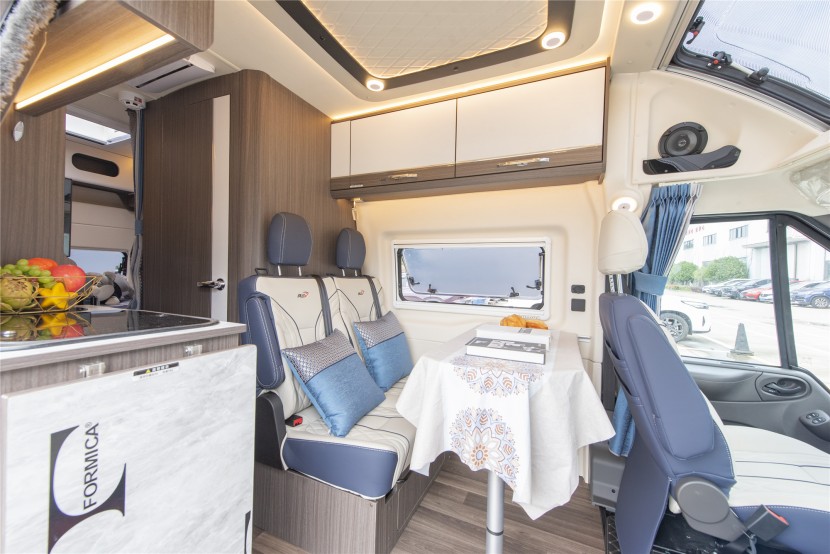 瑞弗房车R700畅旅版，B型房车天花板，保温隔热性能优良get?code=Nzk4ODVmYmQ3Mjc3ZWVjZjVjZmY3NWYxNzY0MTZiODgsMTY2MzE1MDM5OTExMg==