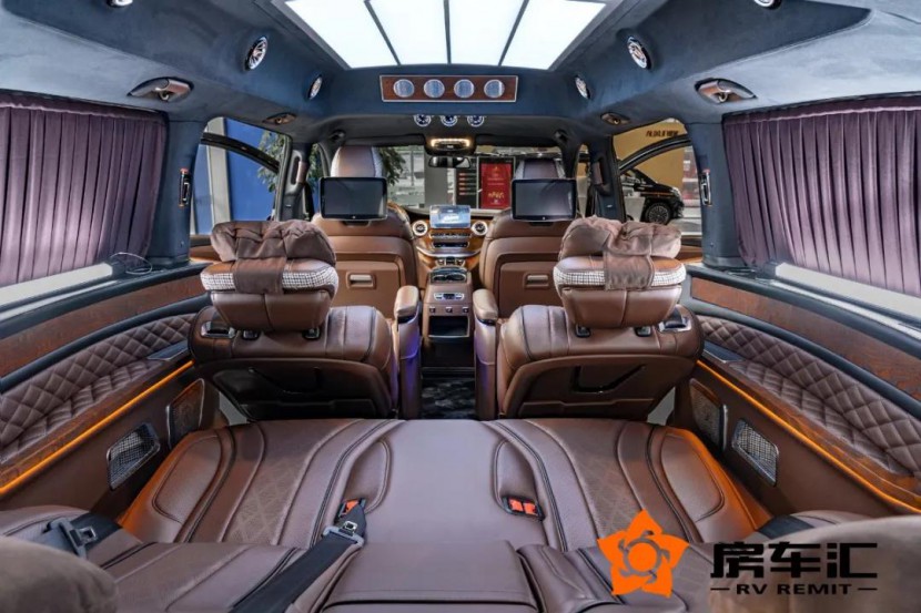 奔驰商务常见的设计，隔断奢华/半隔实用，你更喜欢哪种风格呢？​16.jpg