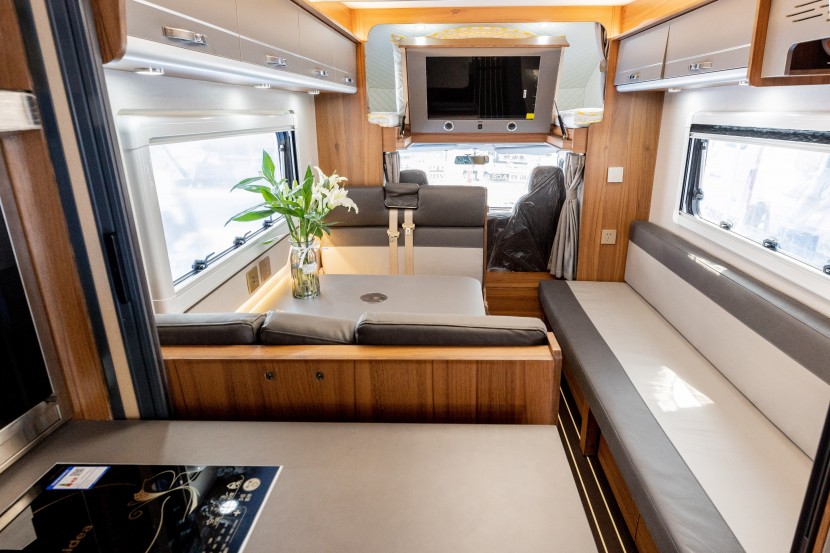 新飞房车S100轻卡，大空间大布局，让你的旅途豪享舒适！get?code=NWRhODhmNmU0YzY3ZDk4ZDNjZTc5ZjM2MGFjMjZhMmQsMTY2MzIyODc3NjI5MA==