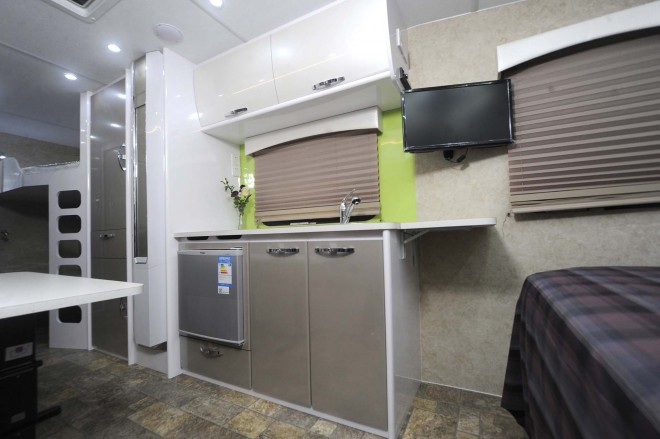 戴德隆翠C19拖挂式营地房车 17万元 厨房大图