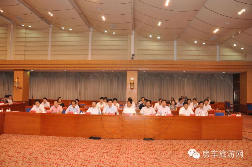 中汽协叶盛基秘书长出席2014中国（鹤壁）电子信息汽车电子电器产业发展合作交流会
