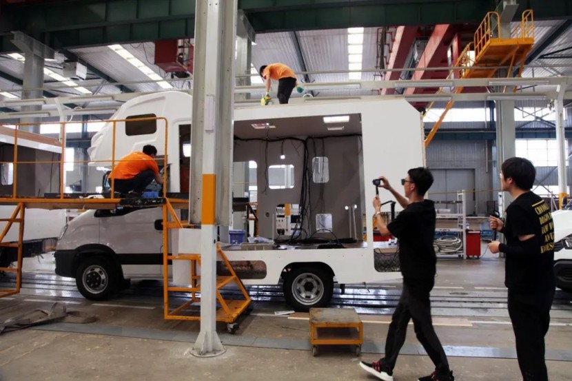 亚特房车八年|来自辽宁朝阳群众的两面锦旗