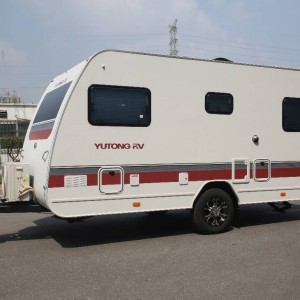 宇通T512拖挂房车前部双单人床版