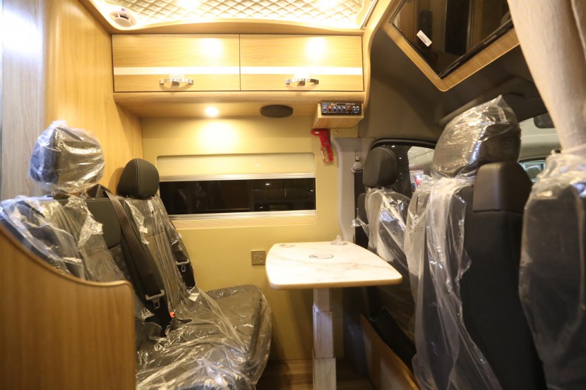 双景房车（国六）大通B型长轴高顶房车 25.8万元 WLH_4871