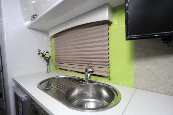 戴德隆翠C19拖挂式营地房车 17万元 不锈钢水盆和龙头