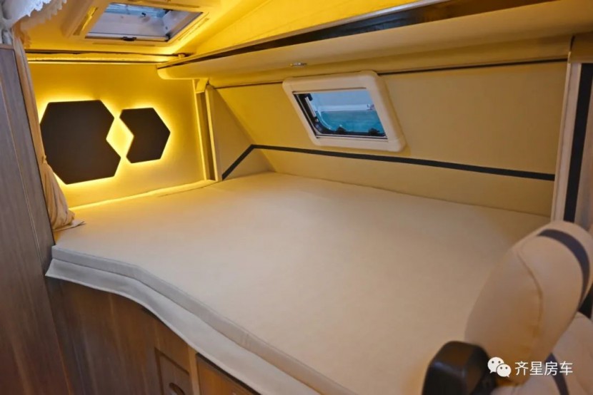 想兼得高通过性+宽敞空间？9月2日郑州房车展，这两款齐星C型升顶房车等您选择！34a4d5622040adf7a78f22ae77bb3cb7