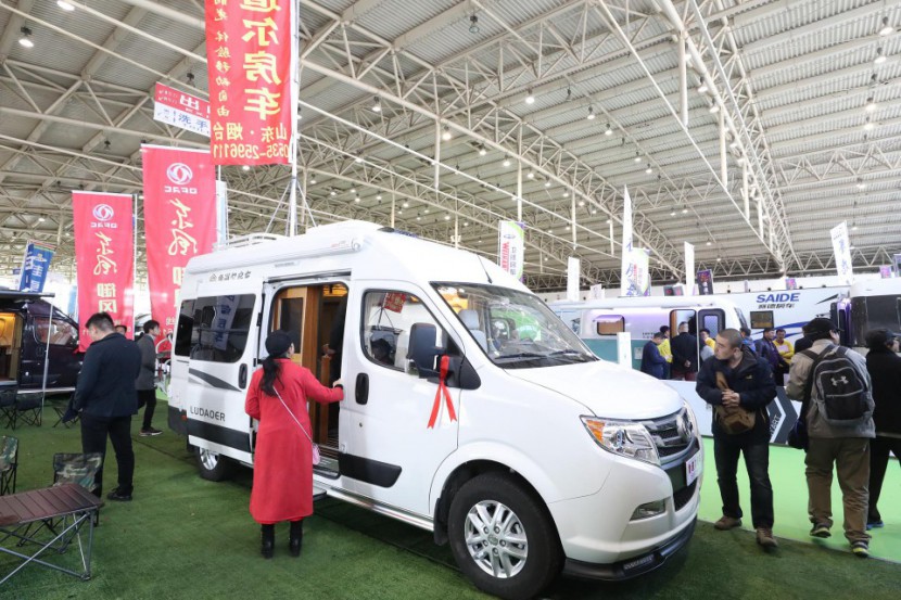11.23杭州房车展鲁道尔御风B型房车，智能化电动上下床更实用741151928b38476d977dfa61ad481aa8