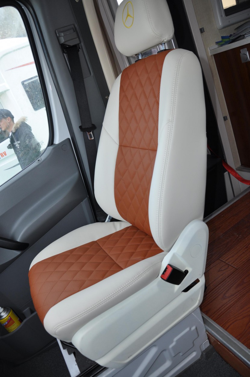 直降50万!独家团购108万即可抢购158万春田奔驰斯宾特524顶配房车 DSC_0214