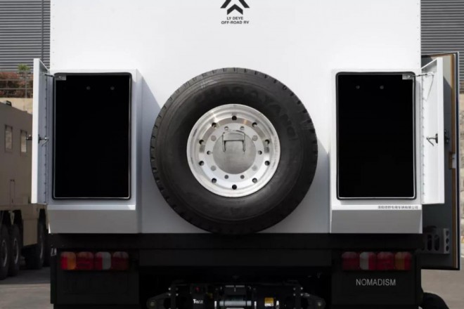 诺马迪森新款“驰骋者”——不超六米的C本蓝牌越野房车75fb536a985b46ba92dd7a75670cb4af