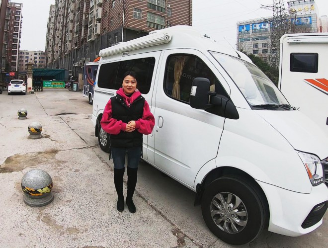 小马说房车：美女配房车，是美女靓还是房车好？国六大通V80短轴中顶B型房车，就适合2-3人使用吗？