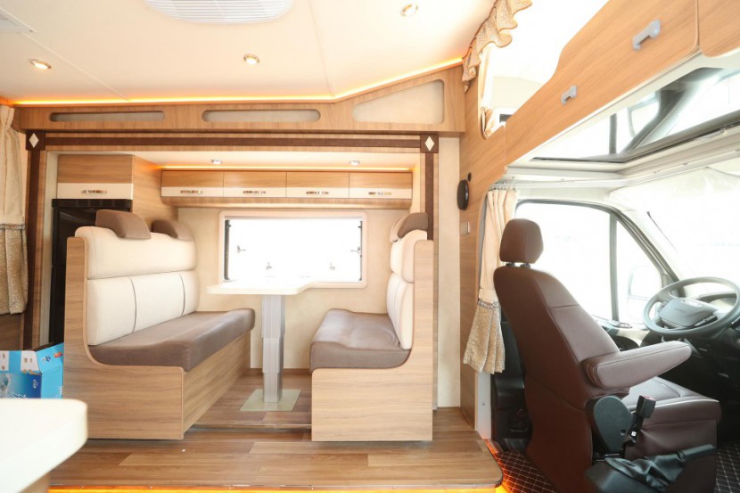 大空间高性价比，华居依维柯自动挡双拓展C型房车cf8aeff3bdf449ffa2871ed4db766b63