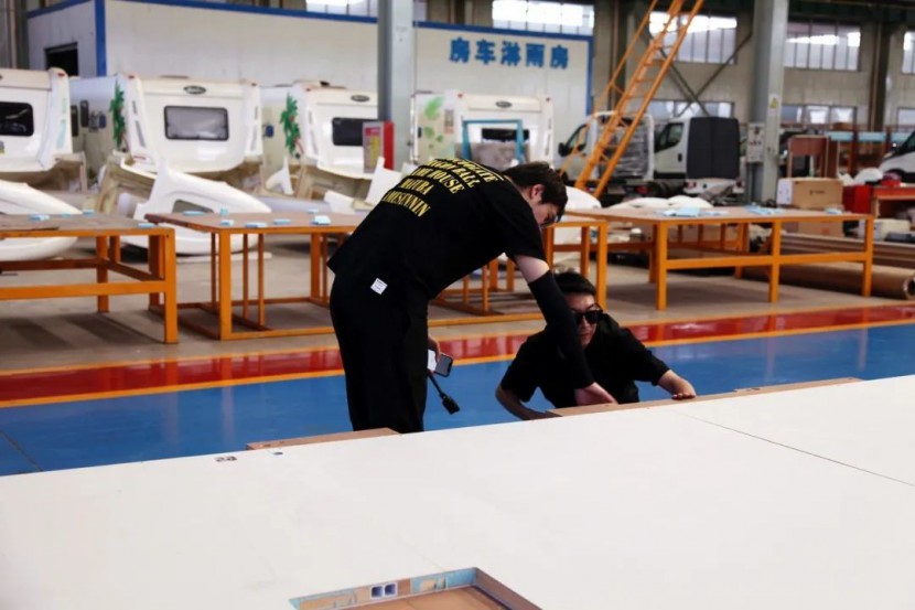 亚特房车八年|来自辽宁朝阳群众的两面锦旗