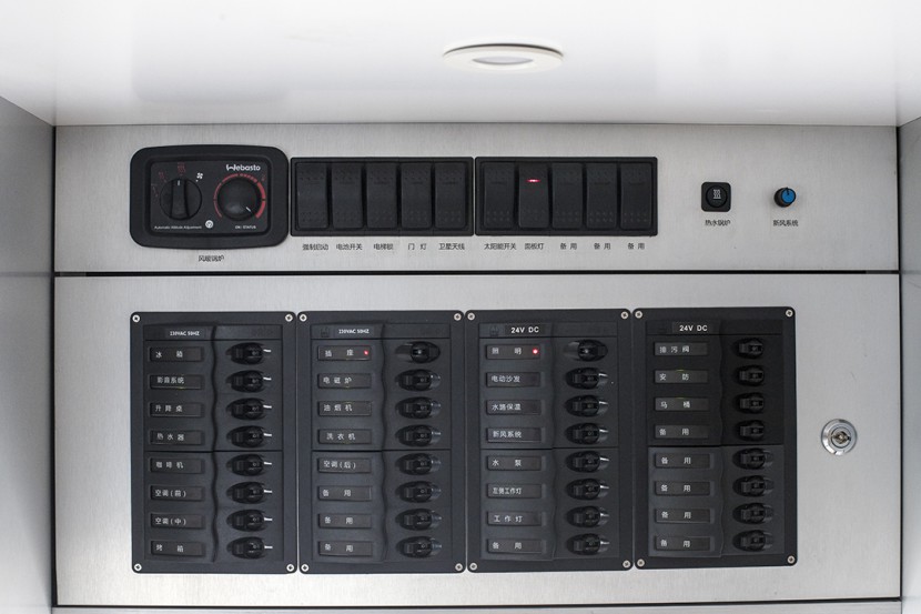 德野奔驰6X6越野房车征途者B诺马迪森房车戈壁荒漠无限征途这是描述信息