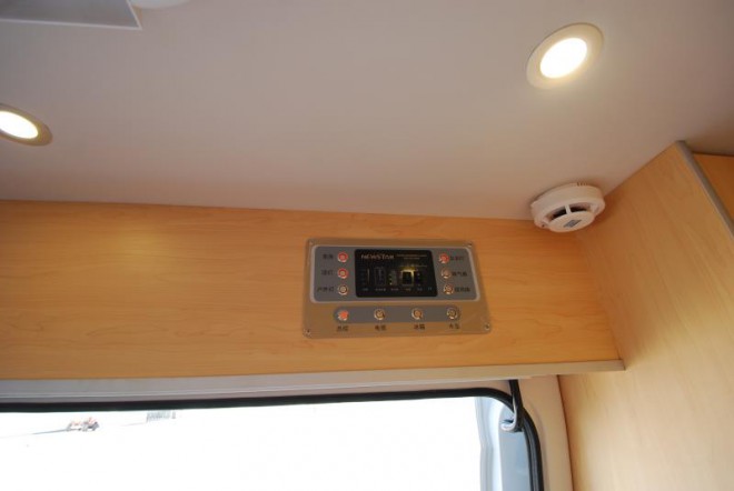 新星房车通途系列B600-家庭版 36.8万元 11-控制面板及烟雾报警器