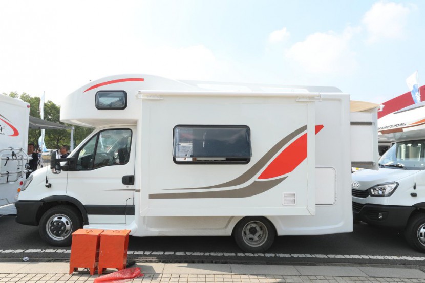 大空间高性价比，华居依维柯自动挡双拓展C型房车ee28d0000bdf48be94da1fb4687e8f18