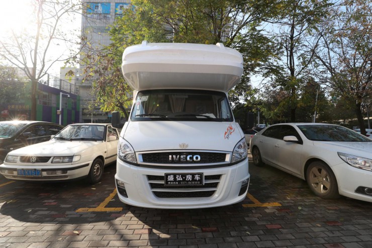 铁程依维柯经典版C型手动挡房车image003