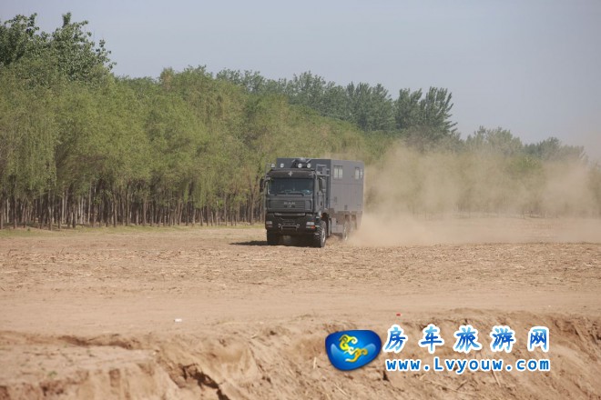 阿莫迪罗·远征者TGS6x6VL1升降顶8,000,000元起