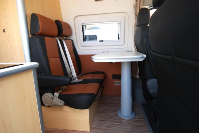 新星房车通途系列B600-家庭版 36.8万元 8-入门正对沙发升降茶几