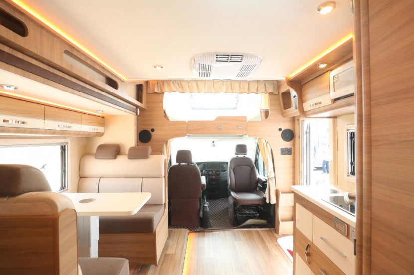 大空间高性价比，华居依维柯自动挡双拓展C型房车1874eb576bd94934af7fa5af13048304