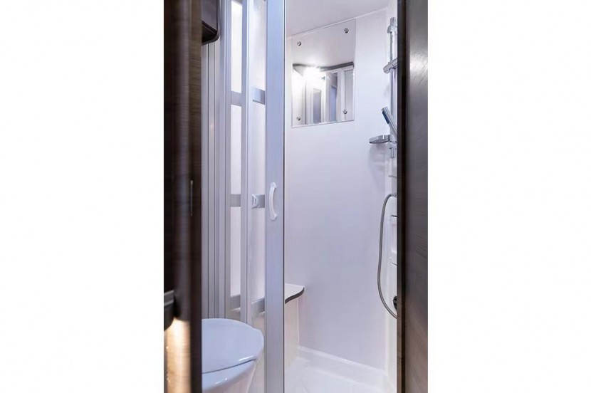 9月2日郑州房车展——亚特房车纪念版Y8-L2，体验自然魅力，看花开花落，天空蔚蓝！64d6cc5cba218e4413917dd7f95731ec